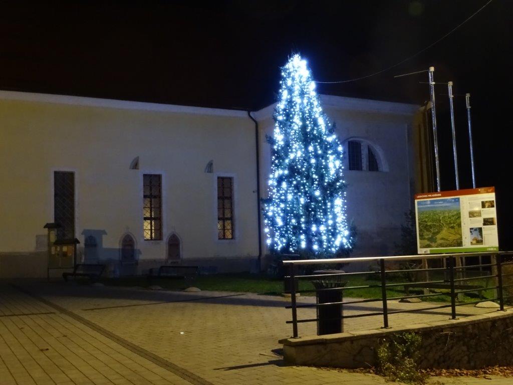 TUDI V LESKOVCU PRI KRŠKEM ZASIJALE PRAZNIČNE LUČKE  