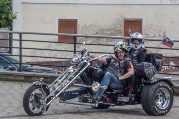 img_0024-motoristi-v-leskovcuF86D0C91-1362-01B5-45E3-1C1A5D33B993.jpg