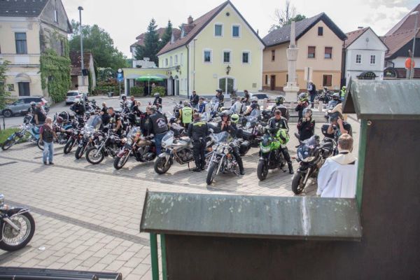 img_0033-motoristi-v-leskovcuA2E62A66-4C6E-6B20-D9A9-CE0D8956EADA.jpg